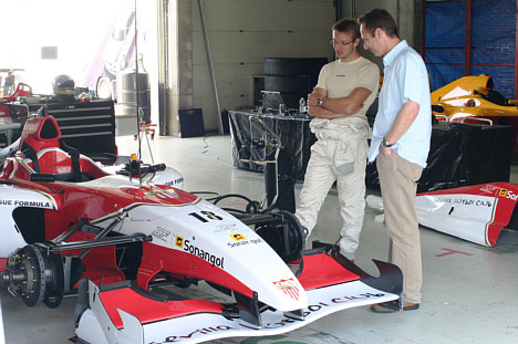 Sébastien Bourdais kigger på sin nye arbejdsplads.
